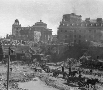 Tak wyglądała Warszawa w latach 40. Stolica "wyrasta" z powojennych gruzów 