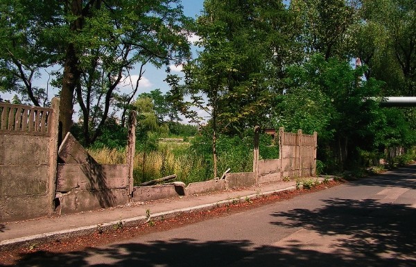 Agenci ochrony pilnują terenu, który nie jest nawet dobrze ogrodzony