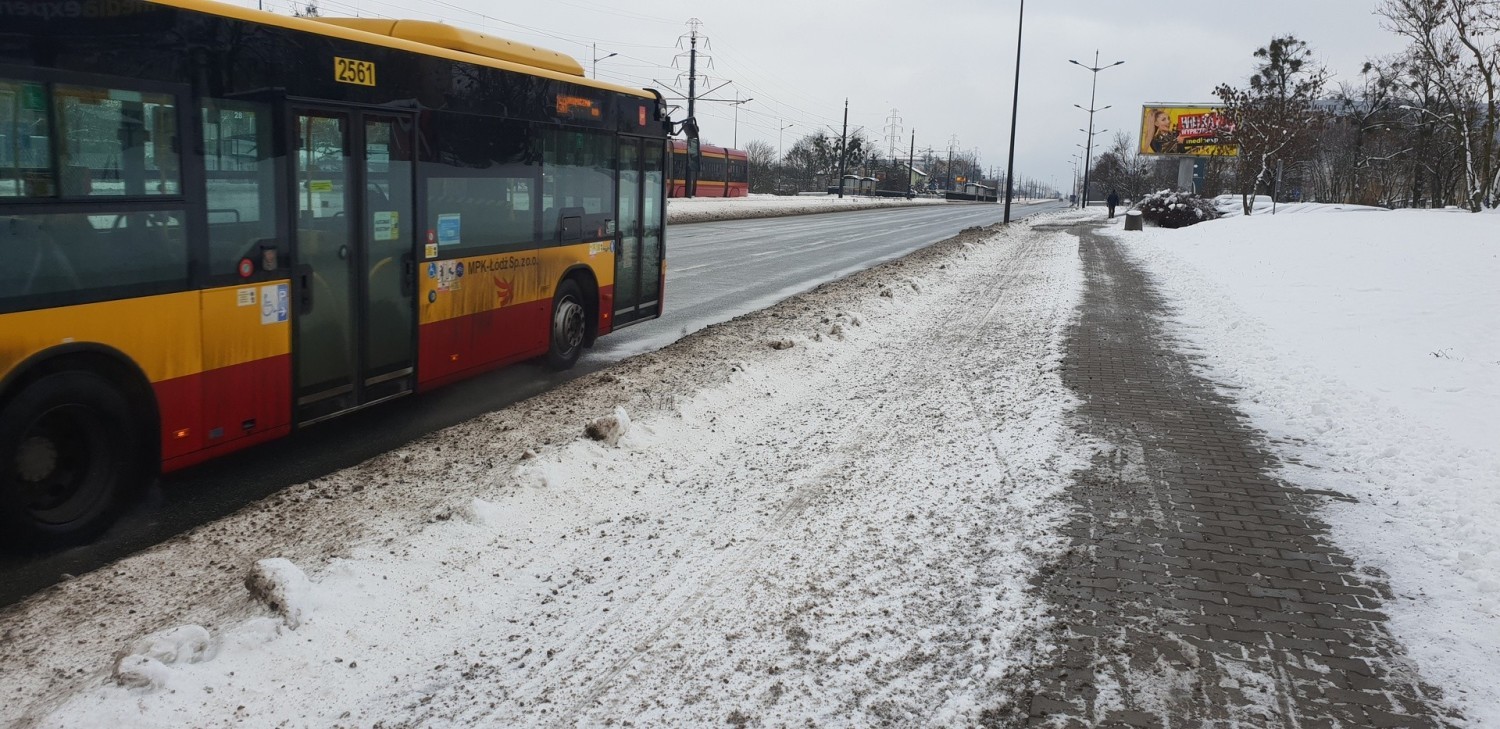 Jak wygląda wypełnianie obietnicy złożonej łódzkim rowerzystom? Dobra okazja do sprawdzenia przytrafiła się w środowe przedpołudnie - po sporych opadach śniegu minionej doby