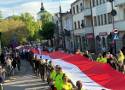 Setki skierniewiczan wzięły udział w przemarszu z 400 metrową, najdłuższą w województwie, flagą 