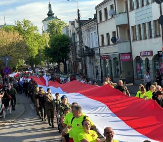 Setki skierniewiczan wzięły udział w przemarszu z 400 metrową flagą