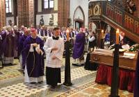 Pogrzeb biskupa Jana Wieczorka. Pierwszego ordynariusza gliwickiego pożegnali wierni