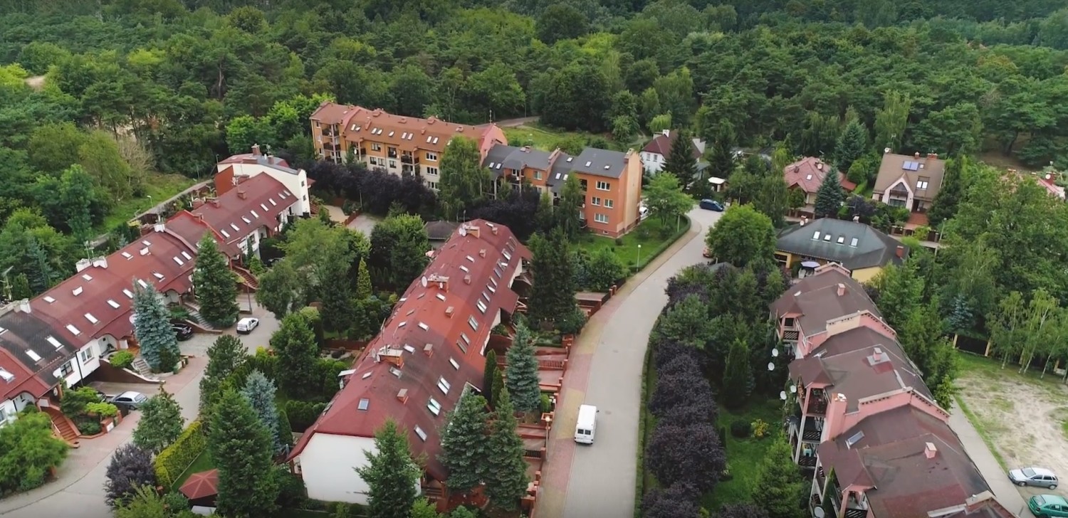 Toruń z drona prezentuję się naprawdę niesamowicie! Zobaczcie nasze nowe zdjęcia z lotu ptaka! Tym razem wzięliśmy na cel: Rudak, Czerniewice, Stawki, Podgórz! Widok wielu obiektów i miejsc, które znacie, widzianych z takiej wysokości może zaskoczyć! Zapraszamy w podniebną podróż po Toruniu! Zobacz koniecznie: Toruń z drona: Jakubskie Przedmieście i MokreToruń z drona: starówka i Bydgoskie Przedmieście