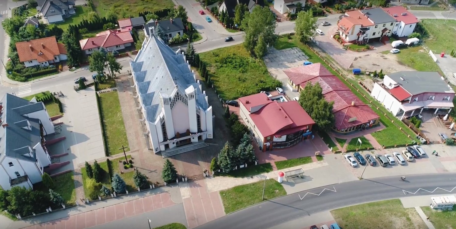Toruń z drona prezentuję się naprawdę niesamowicie! Zobaczcie nasze nowe zdjęcia z lotu ptaka! Tym razem wzięliśmy na cel: Rudak, Czerniewice, Stawki, Podgórz! Widok wielu obiektów i miejsc, które znacie, widzianych z takiej wysokości może zaskoczyć! Zapraszamy w podniebną podróż po Toruniu! Zobacz koniecznie: Toruń z drona: Jakubskie Przedmieście i MokreToruń z drona: starówka i Bydgoskie Przedmieście
