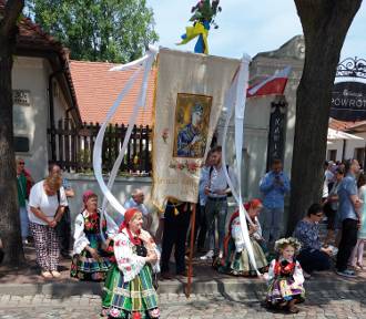 Procesja Bożego Ciała w katedrze w Łowiczu olśniewała kolorami strojów uczestników