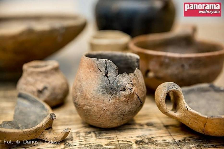 Niesamowite odkrycie w Świebodzicach. Podczas spaceru znalazł mającą niemal 4 tys. lat siekierkę z epoki brązu! Zdjęcia!