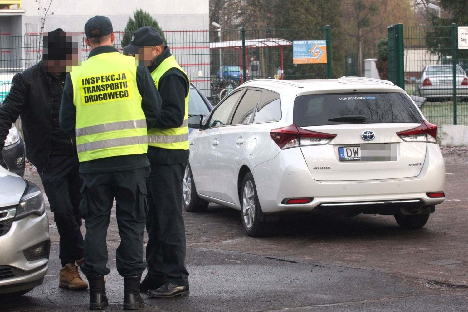 Do 500 zł można zostać ukaranym za przewóz osób pojazdem nieprzeznaczonym lub nieprzystosowanym do tego celu: 100 zł za każdą osobę