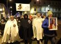 Marsz Papieski w Piotrkowie w 19. rocznicę śmierci św. Jana Pawła II 2.04.2024. Kilkaset osób przeszło ulicami miasta. ZDJĘCIA