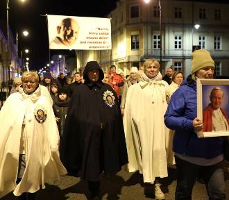 Marsz Papieski w Piotrkowie w 19. rocznicę śmierci św. Jana Pawła II ZDJĘCIA