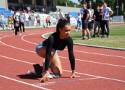 Lekkoatletyczne zmagania na stadionie w Śremie. Dzieci i młodzież ścigali się w sztafetach