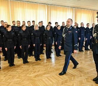 40 młodych policjantów złożyło przysięgę w Bydgoszczy. Mamy zdjęcia z uroczystości