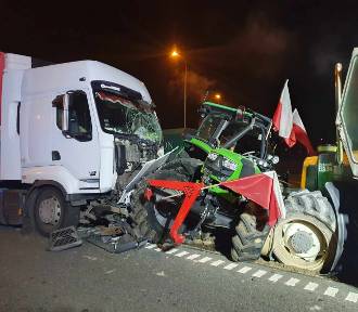 Wypadek na S5 w Rogowie koło Żnina.TIR wjechał w ciągniki protestujących rolników 