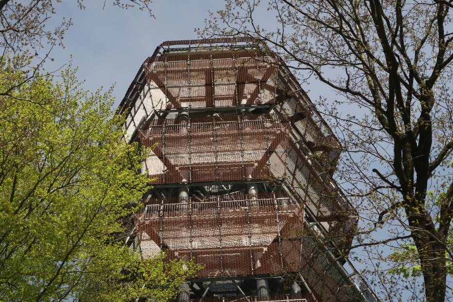 Wieża widokowa w Parku Sobieskiego w Wałbrzychu: Już rdzawa i oświetlona. Internauci o nowej atrakcji - ładna już była. Zobaczcie zdjęcia
