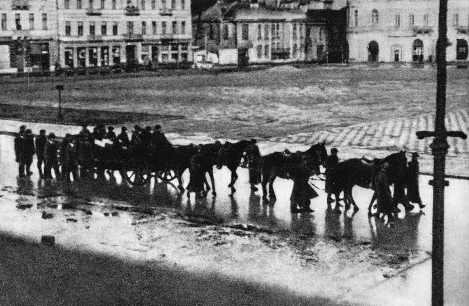 Kondukt pogrzebowy z trumną Franza Kutschery przechodzący placem Piłsudskiego (ówczesnym Adolf-Hitler-Platz)