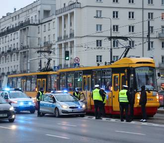 Wypadek w centrum Warszawy. Pieszy wybiegał zza tramwaju, został potrącony