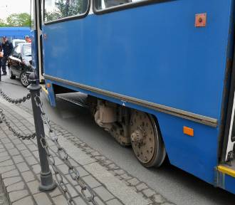 Tramwaj wykoleił się na skrzyżowaniu w centrum Krakowa