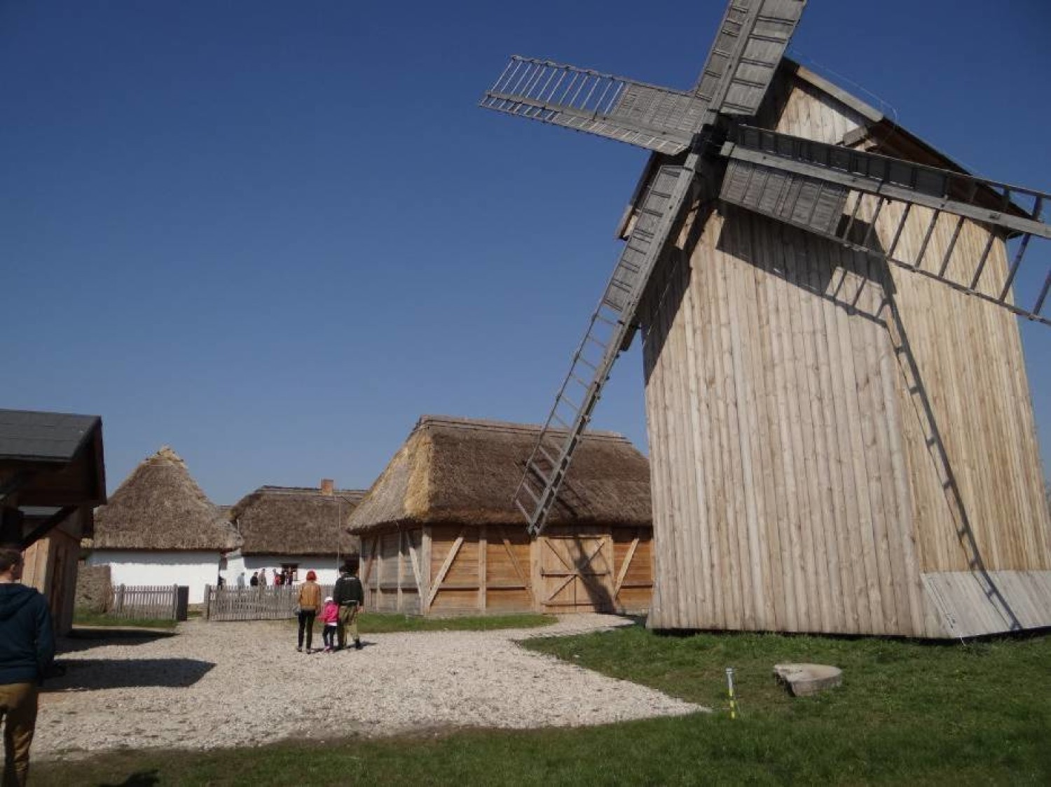 Wspaniałym zabytkiem jest odrestaurowany wiatrak koźlak z 1820 roku