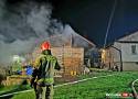 Pożar budynku gospodarczego w Lipnicy Górnej, z ogniem przez dwie godziny walczyło 27 strażaków