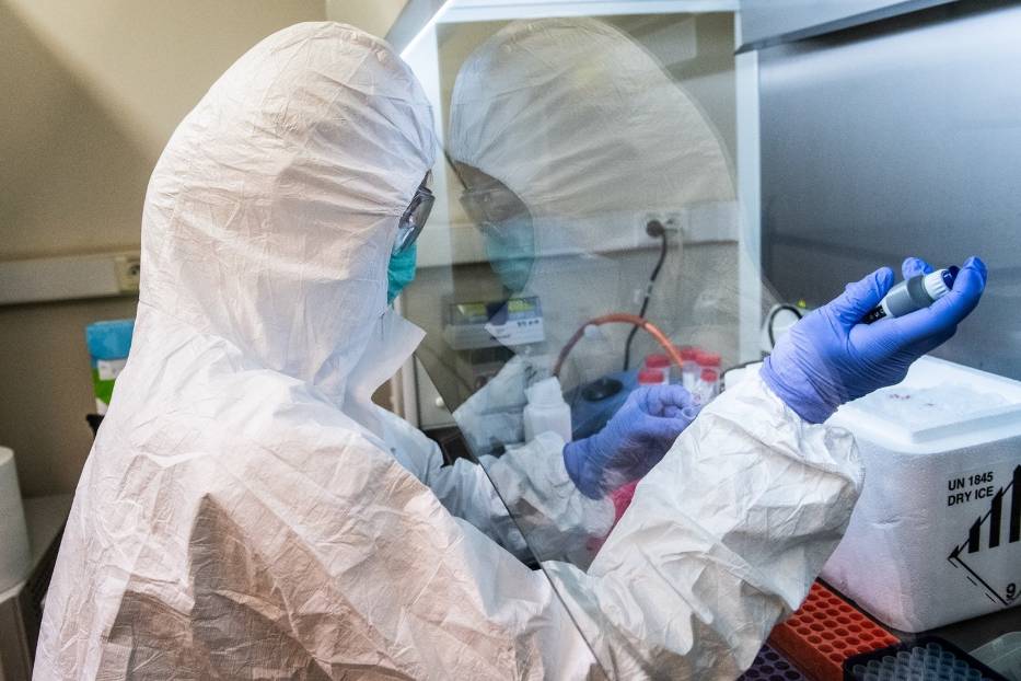 Unia Europejska  włącza si ę w walkę z epidemią koronawirusa w szerokim zakresie - od finansowania badań naukowych, przez wspieranie systemów ochrony zdrowia i gospodarek państw członkowskich, po koordynowanie zakupów środków ochronnych