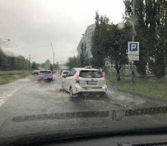 Ulewa w Krakowie daje się we znaki kierowcom. Paraliż komunikacyjny na ulicach