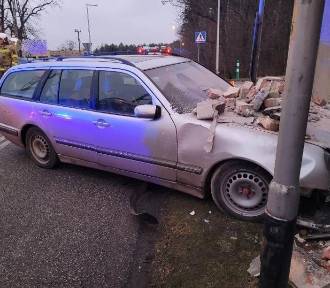 Samochód wbił się w budynek w Miliczu. Wjechał ludziom do mieszkania! [ZDJĘCIA]