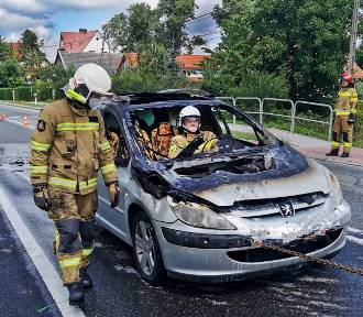 Samochód spłonął na drodze w Kasinie Wielkiej. Nikt nie ucierpiał