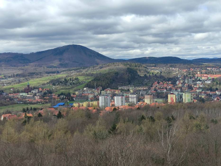 Wieża widokowa na Wzgórzu Gedymina w Szczawnie-Zdroju. Dolnośląski turystyczny hit przyciąga jak magnes i zaprasza na majówkę!  