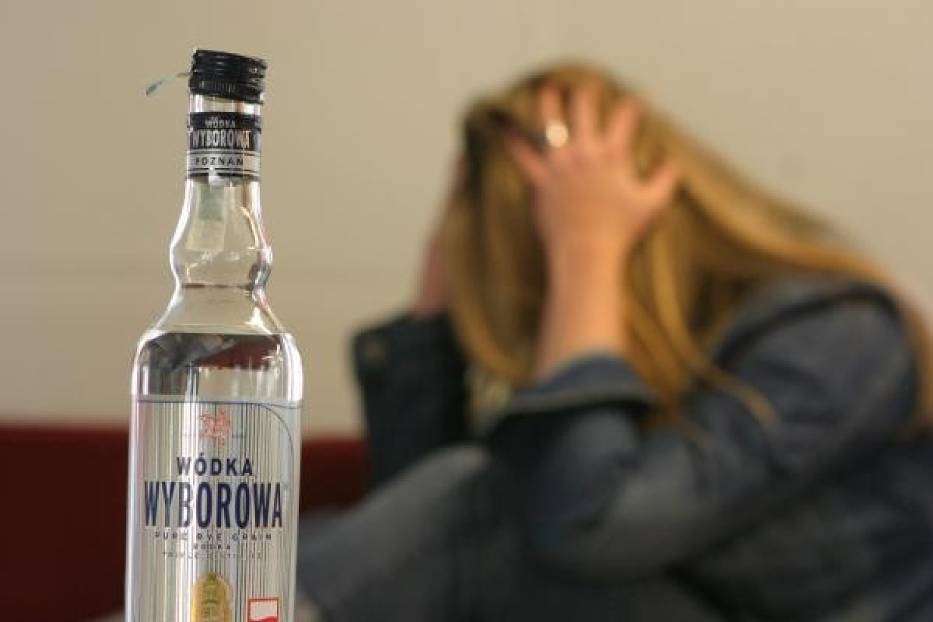 Ciężarna z Łazarza codziennie pije alkohol. Policja: to nie przestępstwo..
