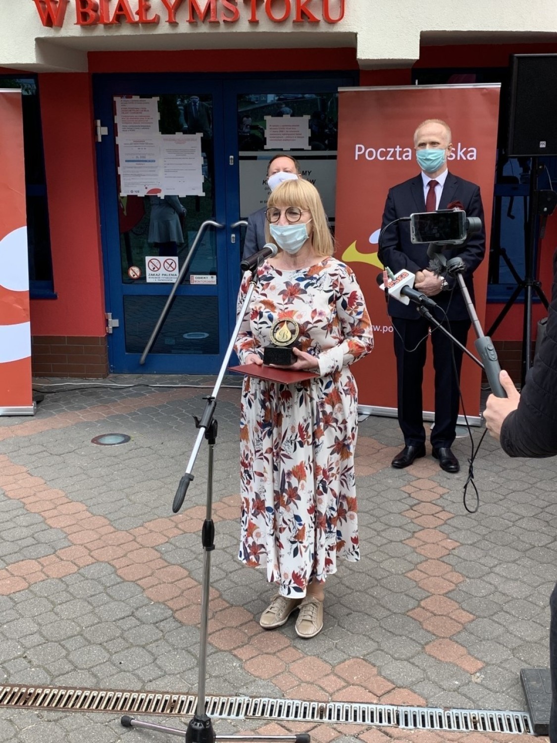 Bogusława Kłoda – Dębska, prezes Fundacji Pocztowy Dar otrzymała od RCKiK w Białymstoku honorowe wyróżnienie - Złotą Kroplę