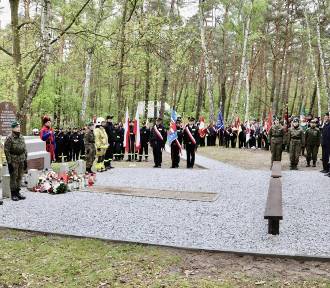 W Lesie Winiarskim uczczono pamięć pomordowanych kaliszan i ostrowian. ZDJĘCIA