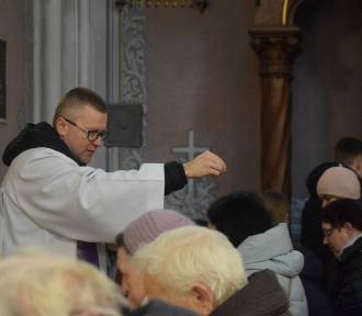 Środa Popielcowa w radomskiej katedrze. Modliło się wielu wiernych