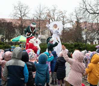Święty Mikołaj spotkał się z dziećmi w Parku Miejskim w Pińczowie [ZDJĘCIA]
