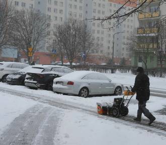 Ulice Radomia pokryte śniegiem (ZDJĘCIA)