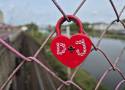  Uwaga zakochani! Z różowego mostu na Odrze w Głogowie znikną kłódki „miłości”. Co się z nimi stanie?