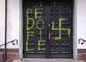Zdewastowano kościół w Warszawie. Na drzwiach pojawił się napis "pedofile" oraz swastyka. Policja szuka sprawców