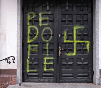 Napis "pedofile" i swastyka na drzwiach kościoła w Warszawie. Policja szuka sprawców