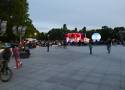 Park Szymańskiego w Warszawie ponownie zachwyca wieczorami. Na Wolę powróciły kolorowe fontanny w muzycznej oprawie
