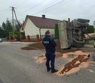 Przewrócona ciężarówka po wypadku z BMW na drodze pod Tarnowem. Są poszkodowani!