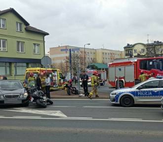 Motocyklista ranny w wypadku w Żorach. Policjant wybiegł z komendy i ruszył z pomocą