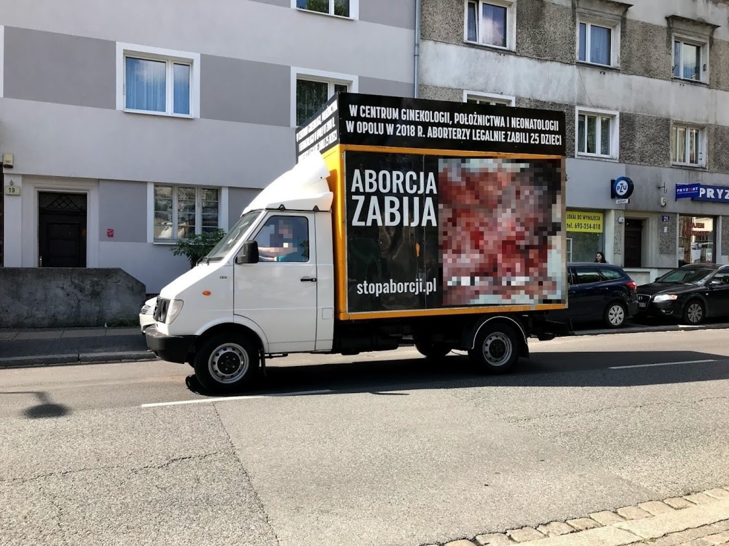 Samochód dostawczy oklejony drastycznymi zdjęciami odjechał we wtorek spod opolskiego szpitala ginekologiczno-położniczego