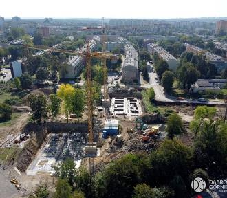 Żurawie na budowie nowych mieszkań w Dąbrowie Górniczej  