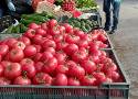 Ceny warzyw i owoców na targu w Jędrzejowie. Jest bardzo dużo pomidorów. Zobaczcie na zdjęciach