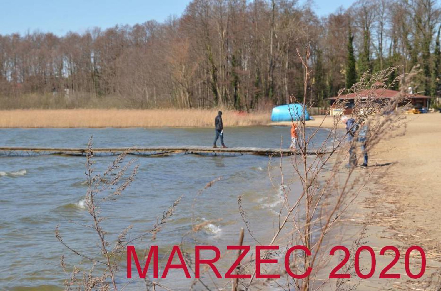 Plaża główna marzec 2020 widać dokąd sięgała woda sześć miesięcy temu
