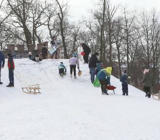 Oblężona górka saneczkowa w parku Tadeusza Kościuszki. ZDJĘCIA