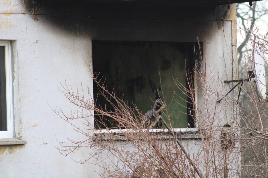 Nocny pożar w Głogowie. Płonęło mieszkanie w kamienicy