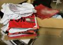 40-latka z Bytomia handlowała podrobionymi ubraniami targowisku w Rudzie Śląskiej. Sprzedaż "podróbek" przerwali policjanci