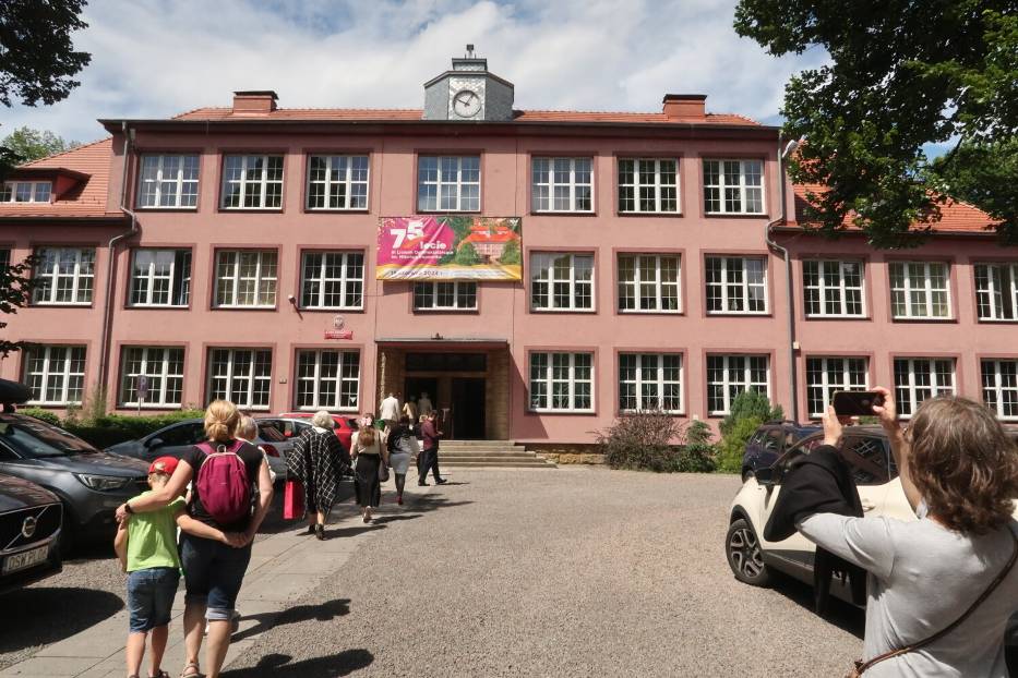 75-lecie III Liceum Ogólnokształcącego w Wałbrzychu: Setki absolwentów na zjeździe rocznicowym różowej szkoły - zobaczcie zdjęcia