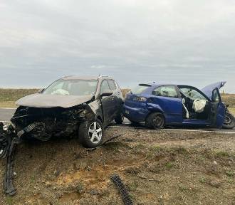 Czołowe zderzenie samochodów osobowych w powiecie człuchowskim