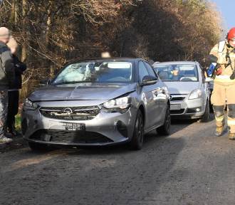 Kolizja na ul. Piłsudskiego w Śremie. Na miejscu straż pożarna, policja oraz karetka