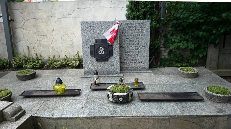 Zbiorowy grób żołnierzy Batalionu „Oaza” na Cmentarzu Czerniakowskim przy ul. Powsińskiej w Warszawie